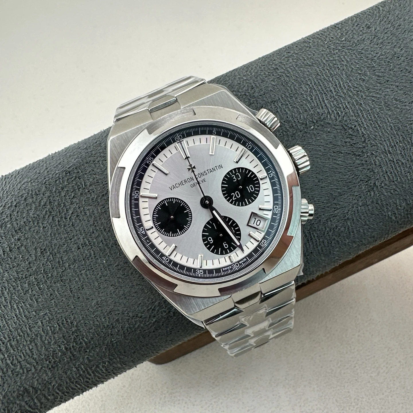 Vacheron Constantin Overseas Chronograph 5500V Watch Silver dial black counters steel bracelet · 5500V/110A-B686