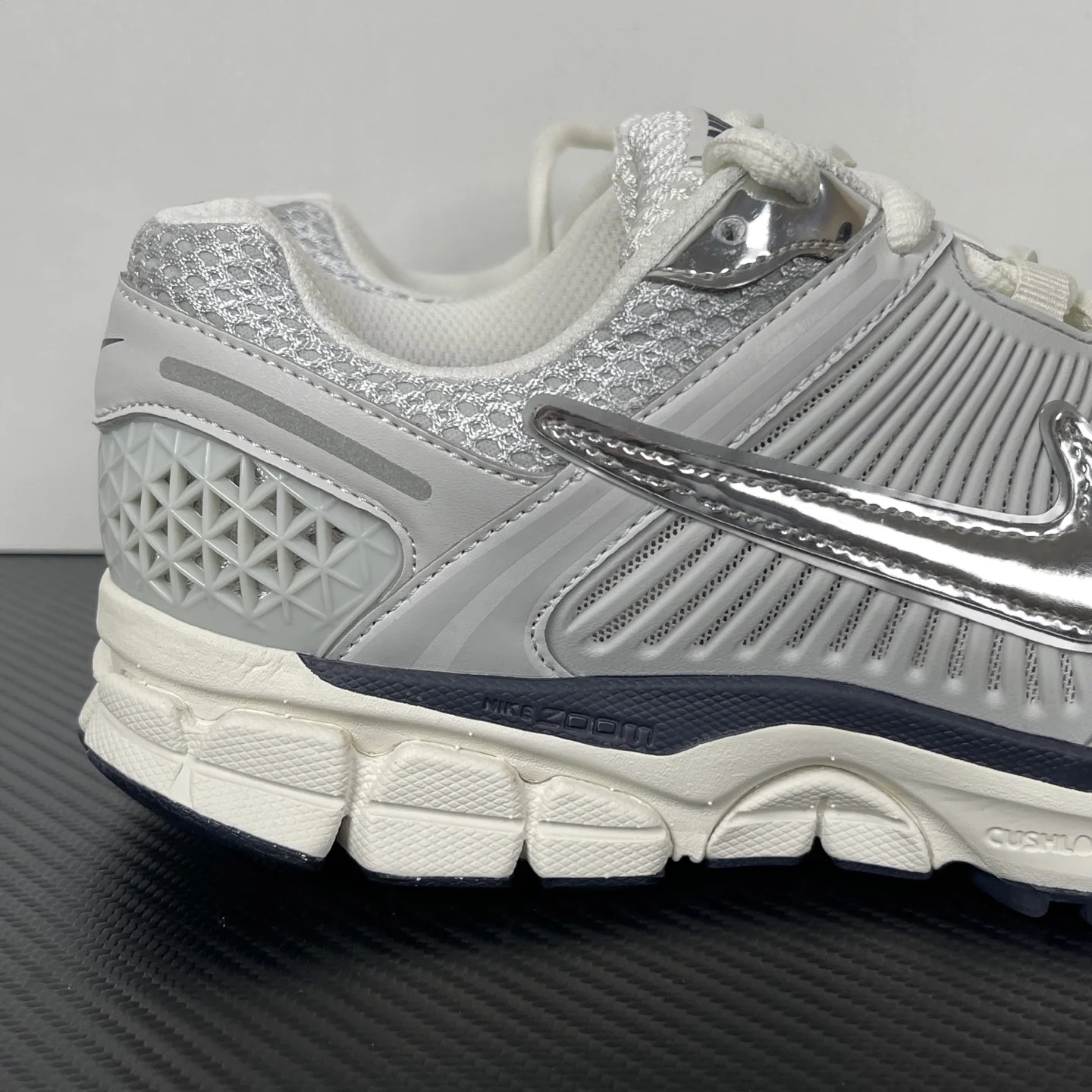 Nike Zoom Vomero 5 Photon Dust / Gridiron / Sail / Chrome · FD0884-025