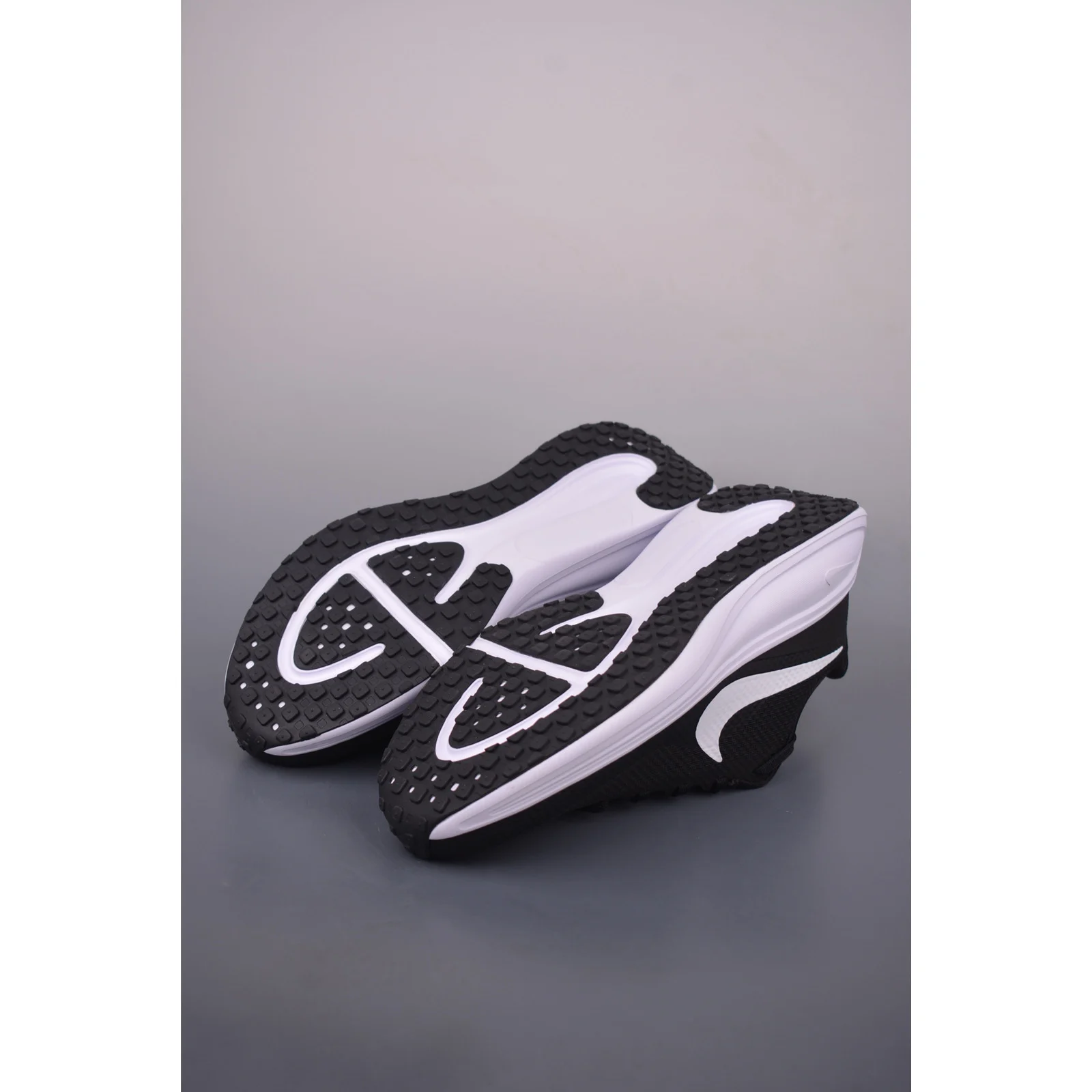 Nike Revolution 8 Black / Black / White · HJ9198-003