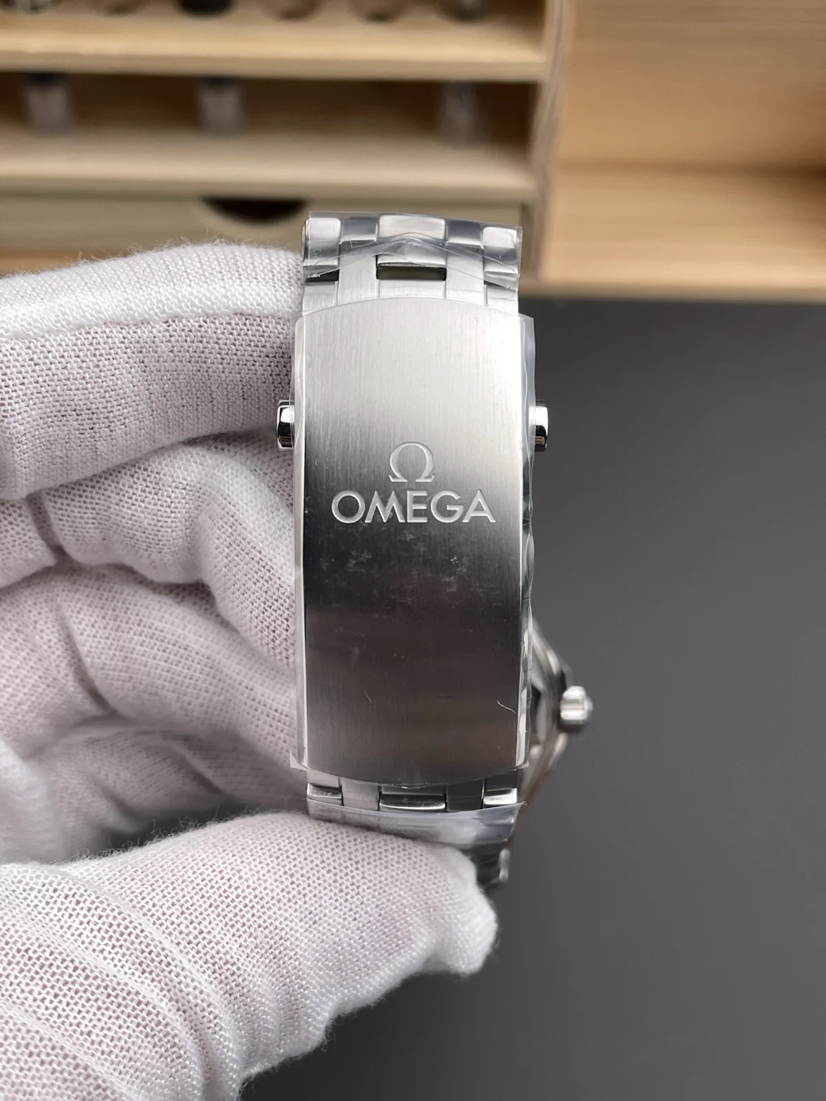 Omega Seamaster Diver 300M 42 mm White Dial Steel Bracelet White dial / steel bracelet · 210.30.42.20.04.001