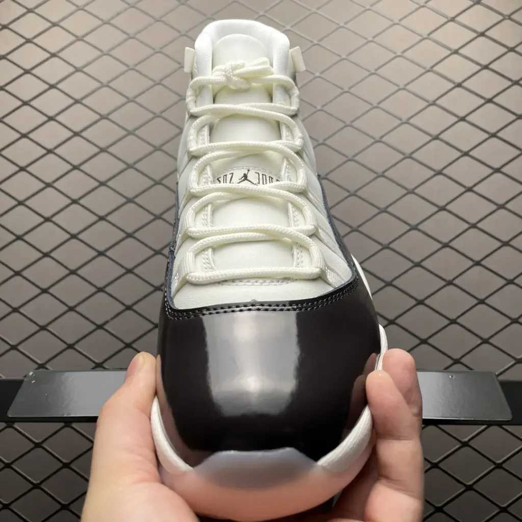 Air Jordan 11 Neapolitan