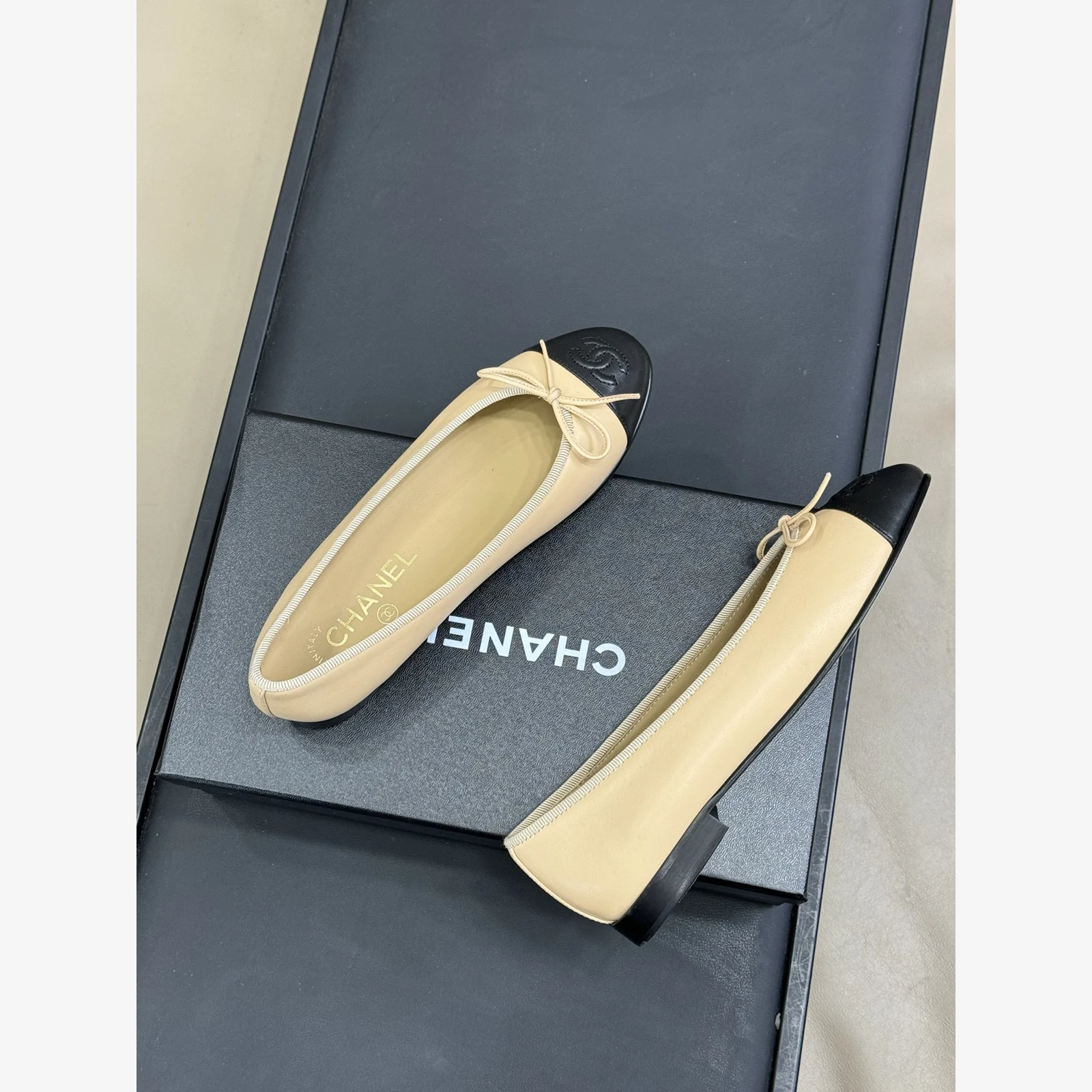 Chanel Ballet Flats G02819 · Beige & Black Lambskin Beige & Black · Lambskin