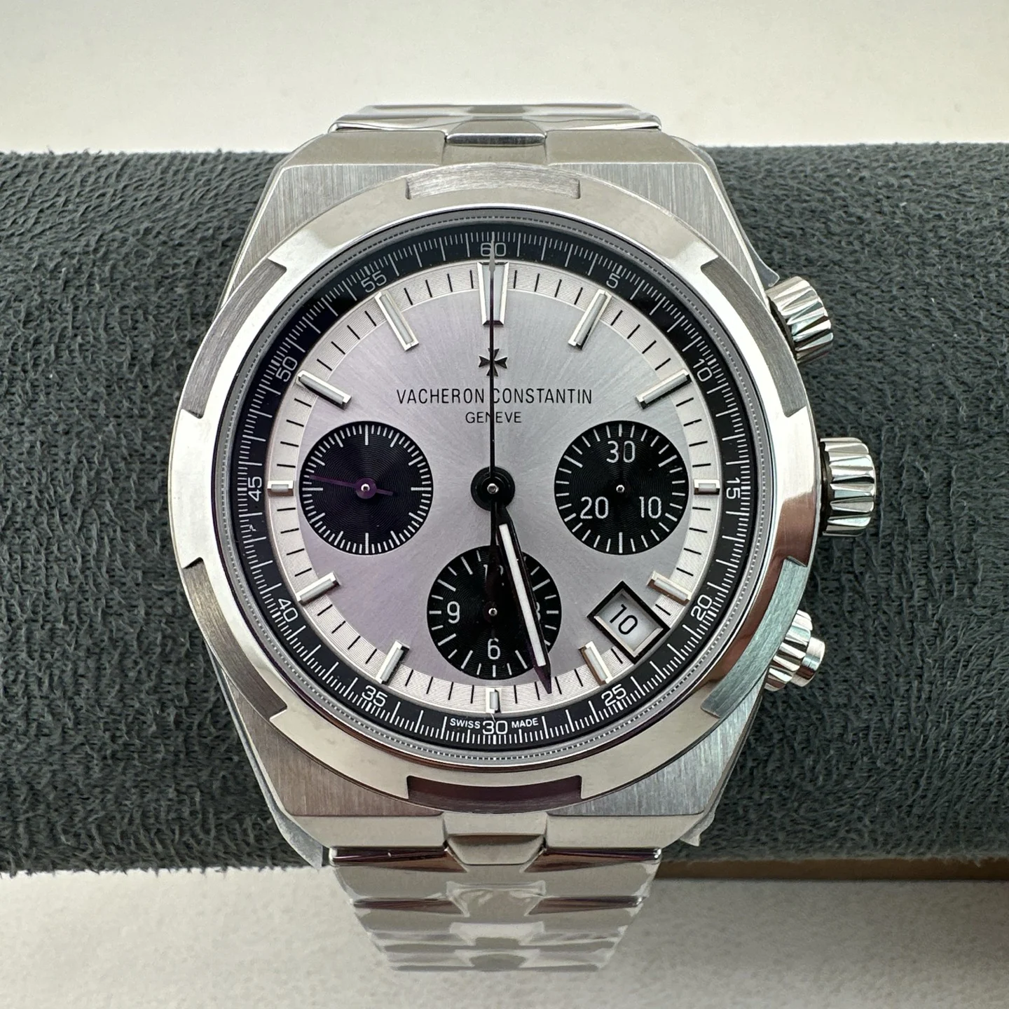 Vacheron Constantin Overseas Chronograph 5500V Watch Silver dial black counters steel bracelet · 5500V/110A-B686