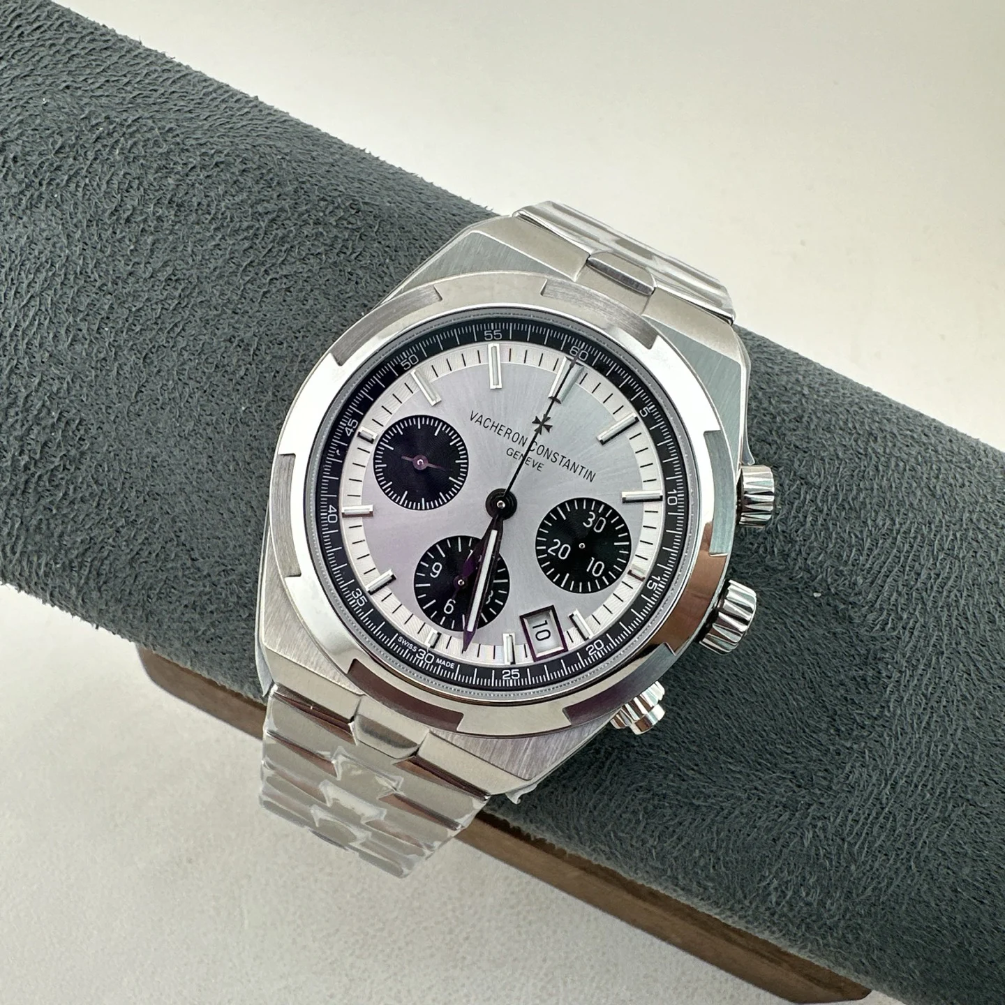 Vacheron Constantin Overseas Chronograph 5500V Watch Silver dial black counters steel bracelet · 5500V/110A-B686