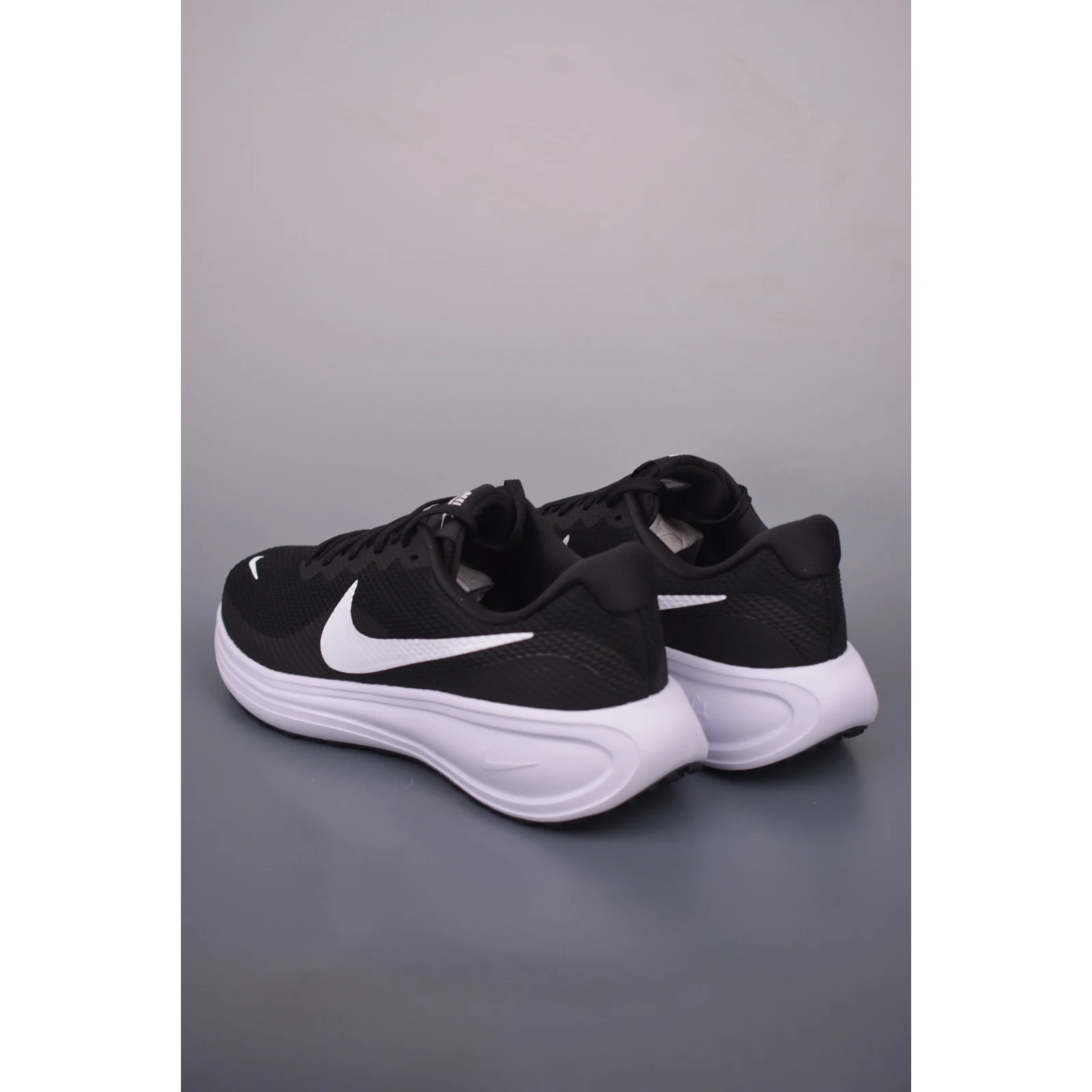 Nike Revolution 8 Black / Black / White · HJ9198-003