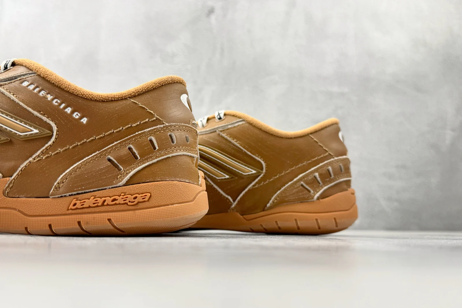 Balenciaga Hamptons Medium Worn-Out Sneaker Camel · 841765WCURS2200