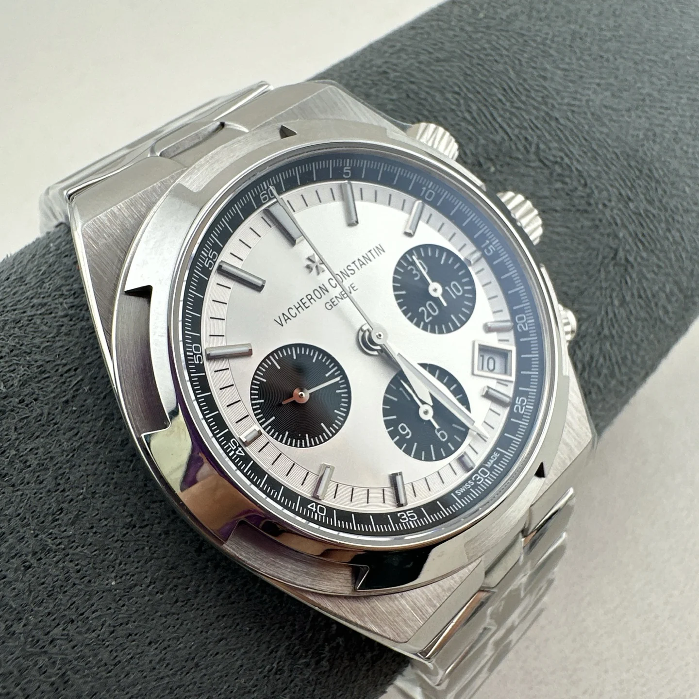 Vacheron Constantin Overseas Chronograph 5500V Watch Silver dial black counters steel bracelet · 5500V/110A-B686