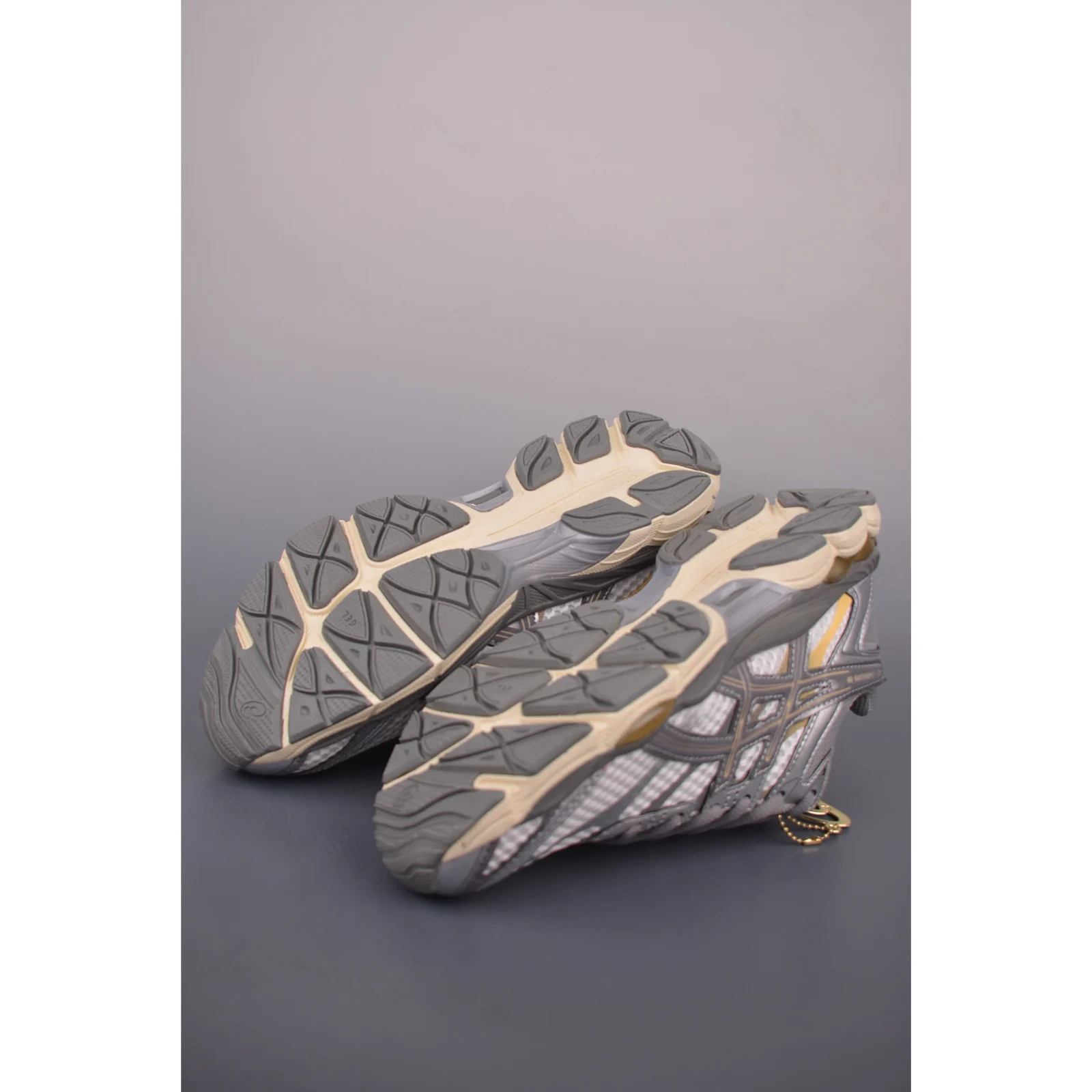 ASICS GEL-CUMULUS 16 Cream / Clay Grey · 1203A733-101