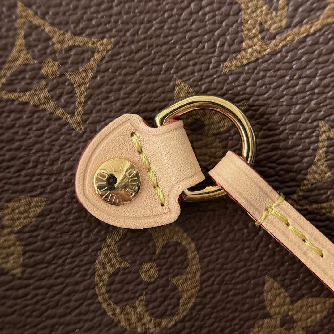 Louis Vuitton Neverfull MM Monogram Monogram / Cerise Red · M46987