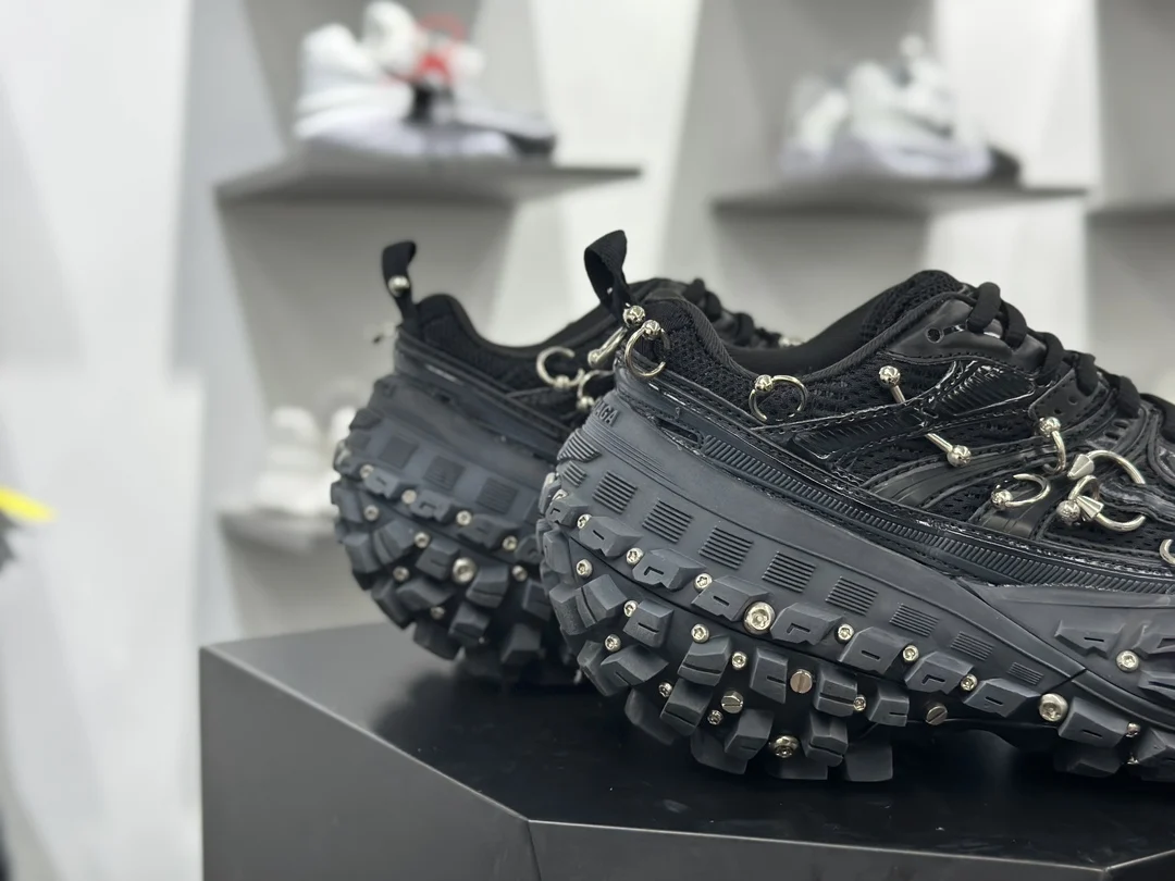 Balenciaga Bouncer Screw Sneaker Black · 685611W2RAD1081
