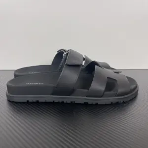 Hermès Chypre Sandal Noir full view