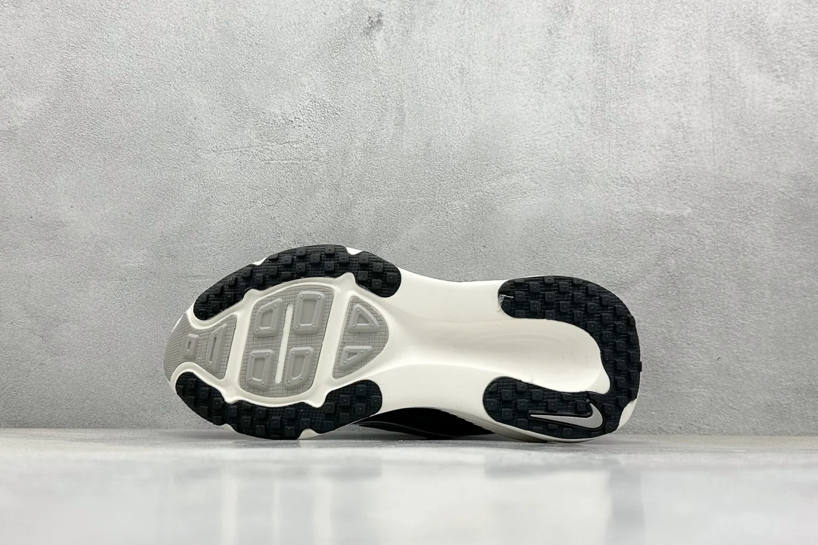 Nike Vomero 18 Men · Black / Coconut Milk / Light Iron Ore / Summit White · HM6803-007