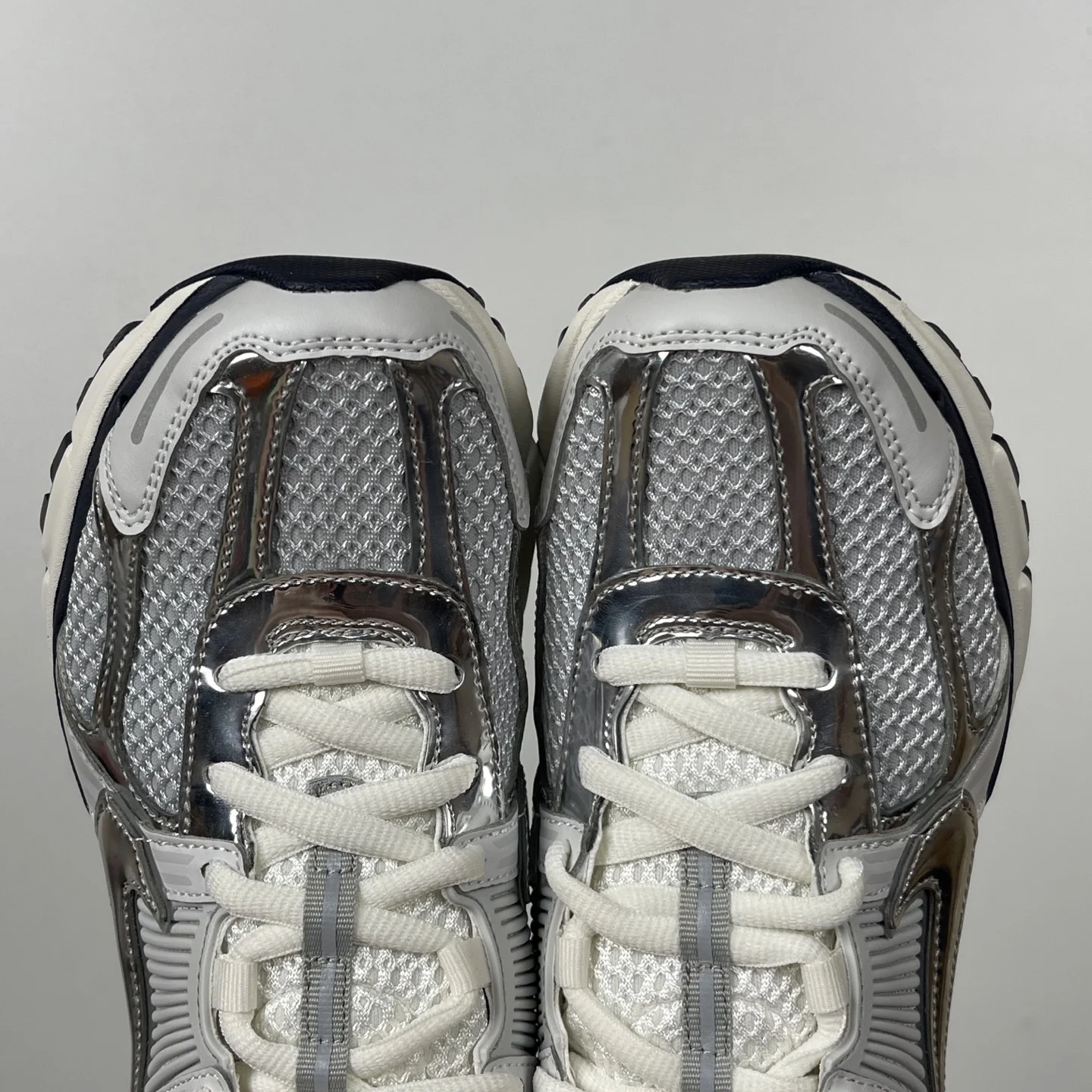 Nike Zoom Vomero 5 Photon Dust / Gridiron / Sail / Chrome · FD0884-025