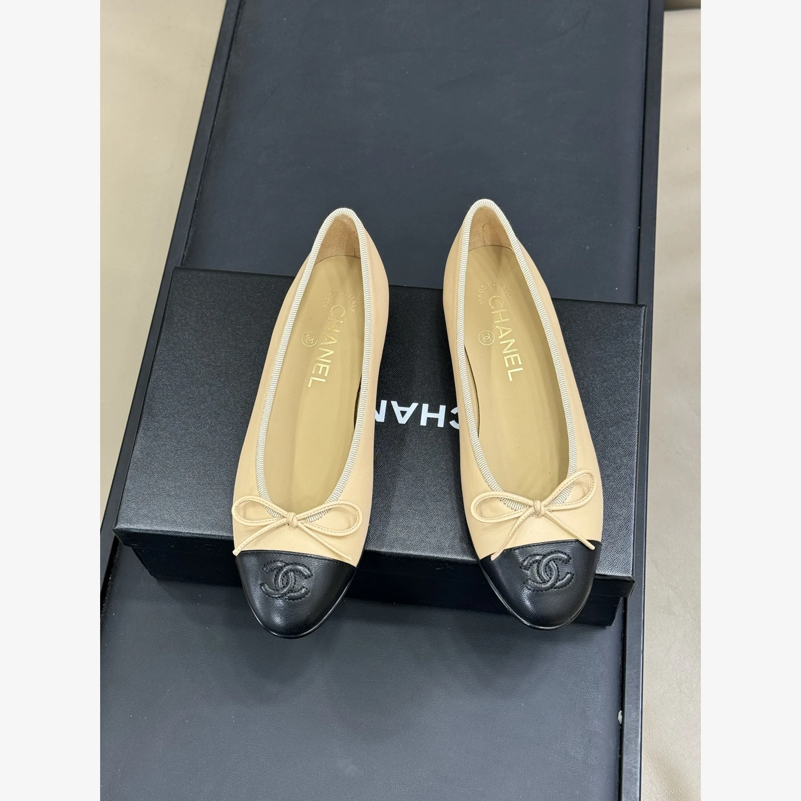Chanel Ballet Flats G02819 · Beige & Black Lambskin Beige & Black · Lambskin