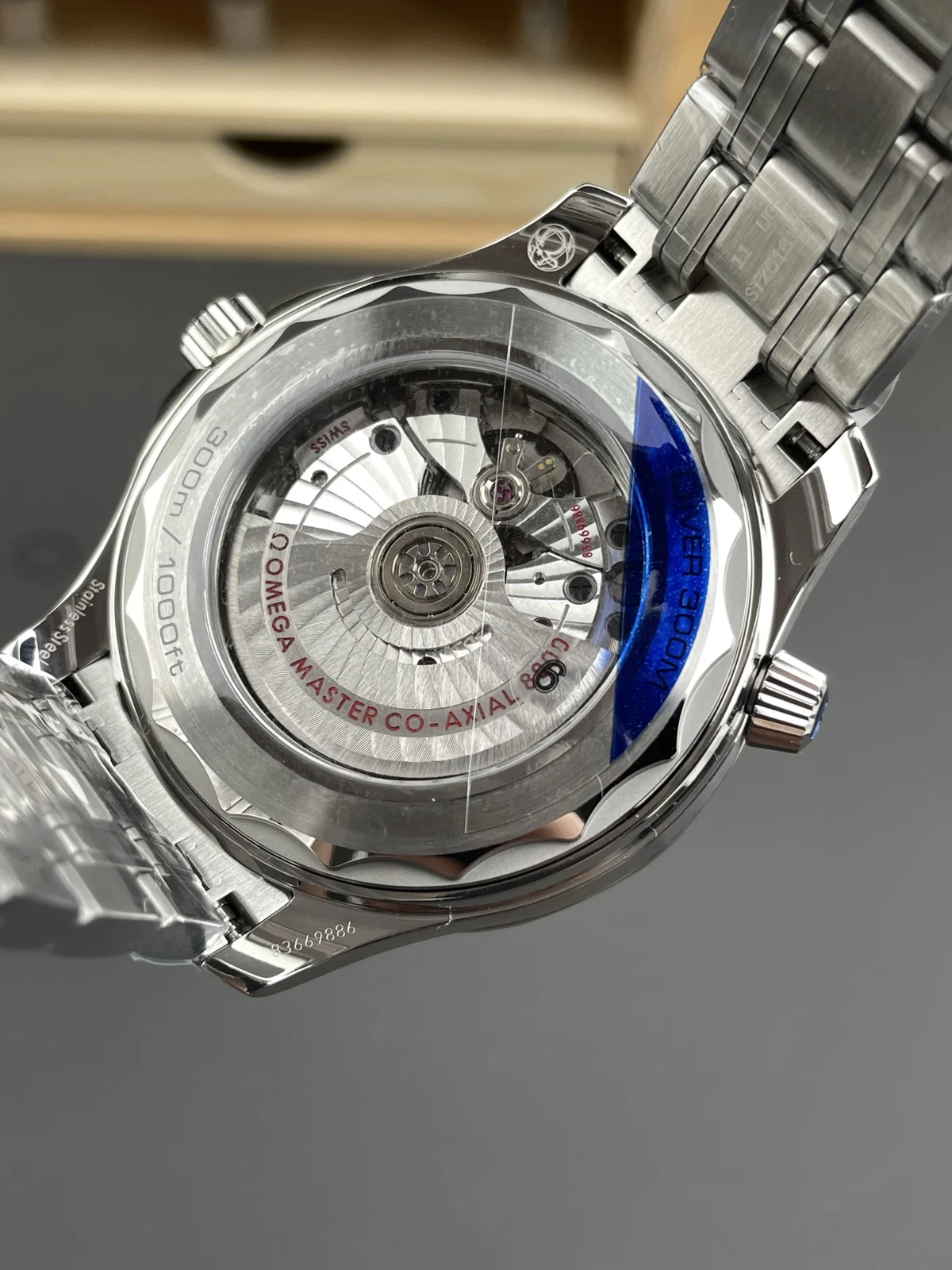 Omega Seamaster Diver 300M 42 mm White Dial Steel Bracelet White dial / steel bracelet · 210.30.42.20.04.001