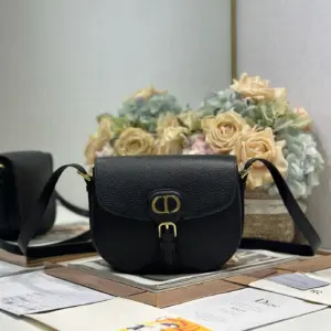 Medium Dior Bobby Bag Black Grained Calfskin · M9337USKU_M900