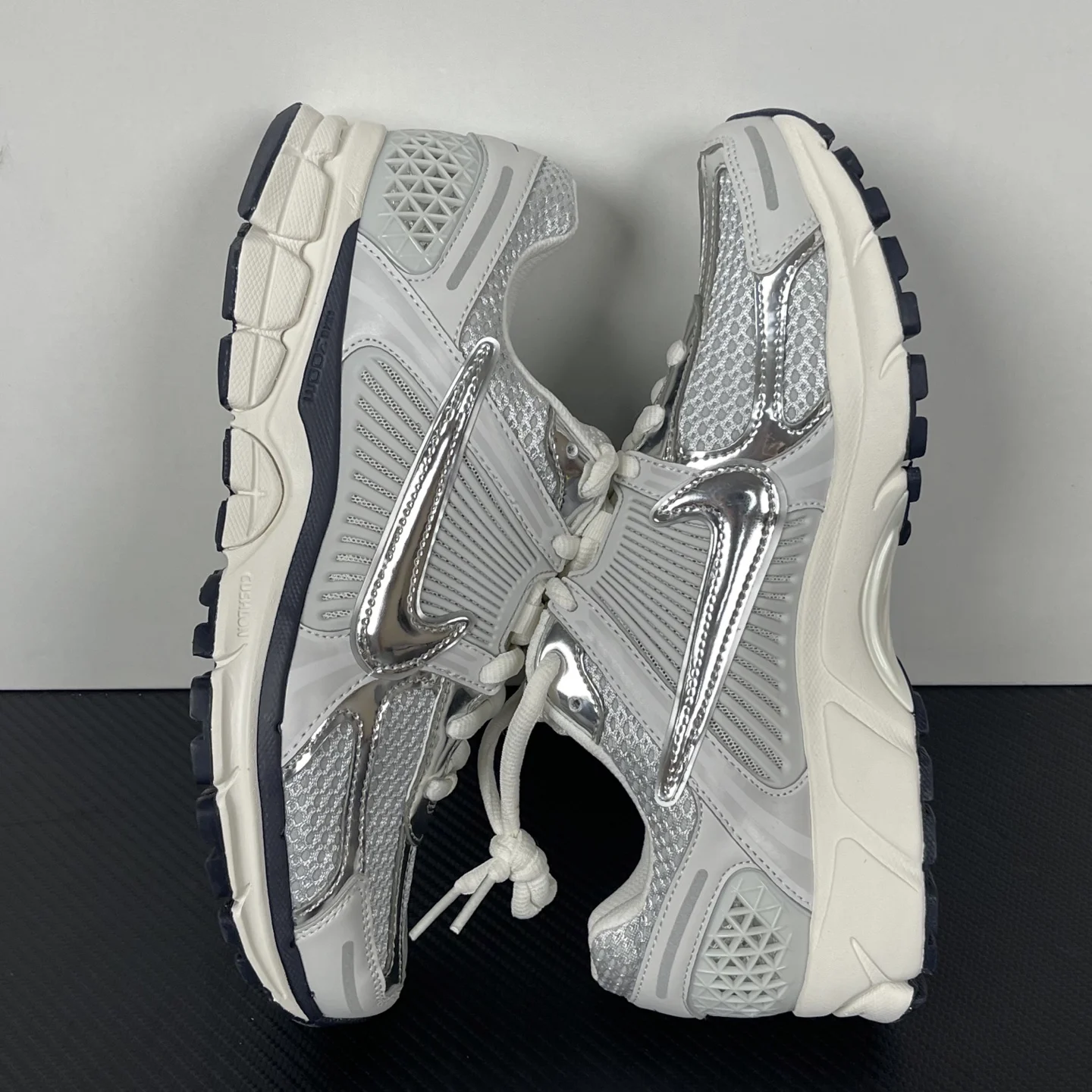 Nike Zoom Vomero 5 Photon Dust / Gridiron / Sail / Chrome · FD0884-025
