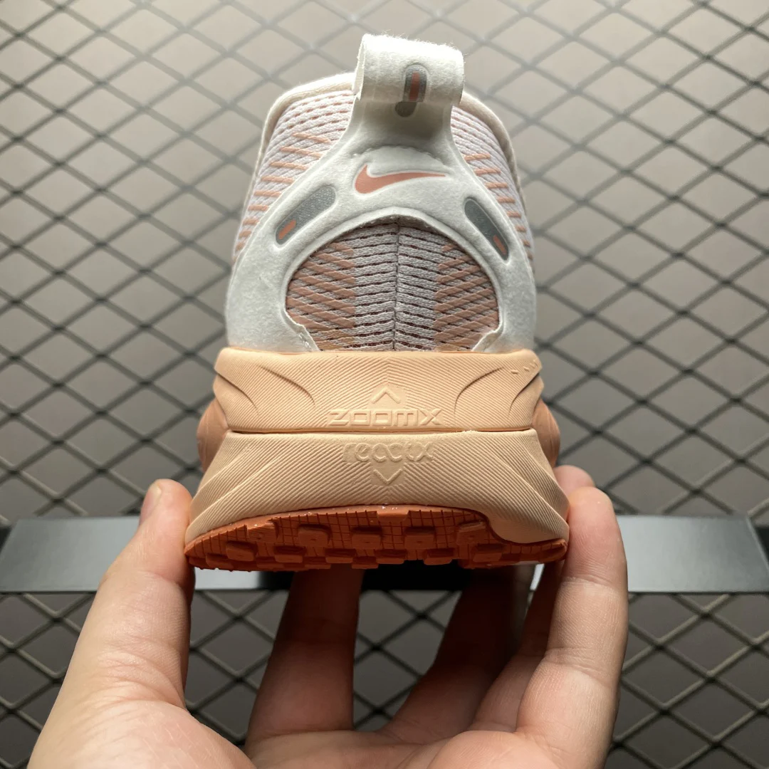 Nike Vomero 18 Women · Light Soft Pink / Light Madder Root / Arctic Orange / Madder Root · HM6804-601