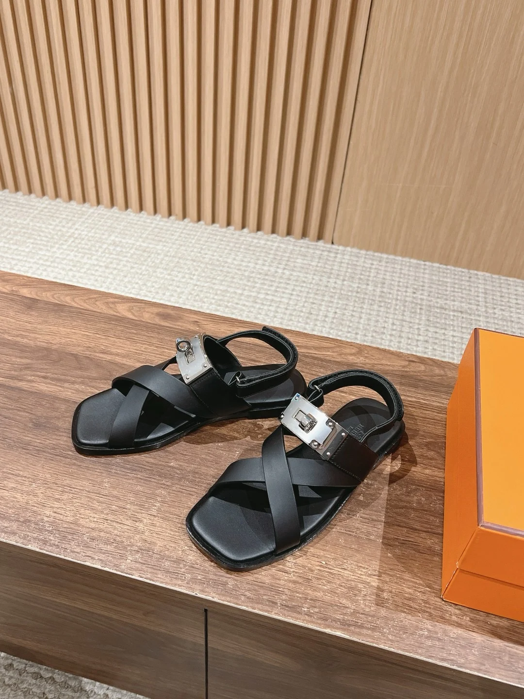 Hermès Ines Sandal Noir