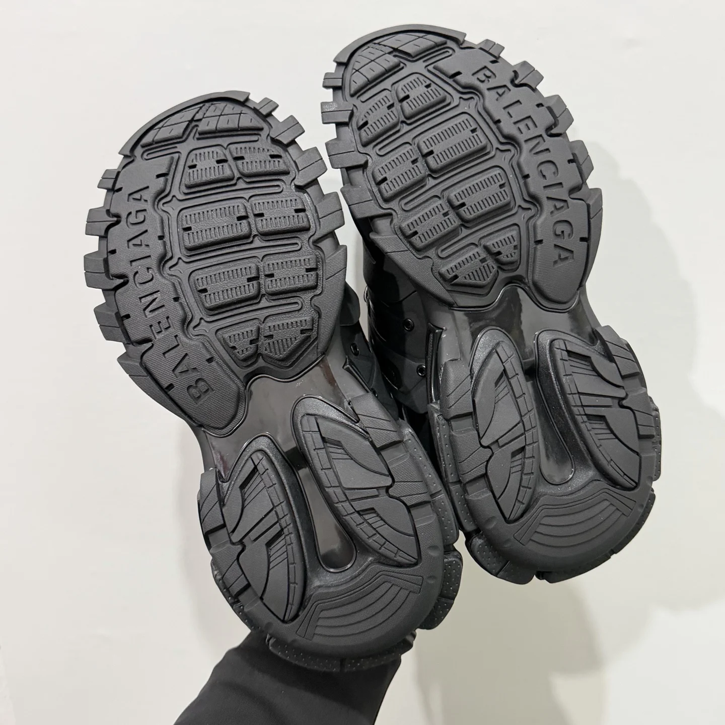 Balenciaga Track Sneaker Black · 542023W1GB11000