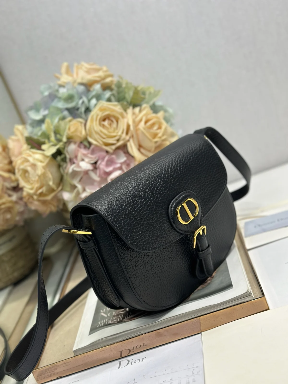 Medium Dior Bobby Bag Black Grained Calfskin · M9337USKU_M900