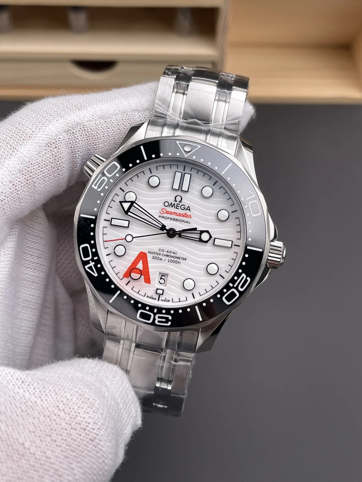 Omega Seamaster Diver 300M 42 mm White Dial Steel Bracelet White dial / steel bracelet · 210.30.42.20.04.001