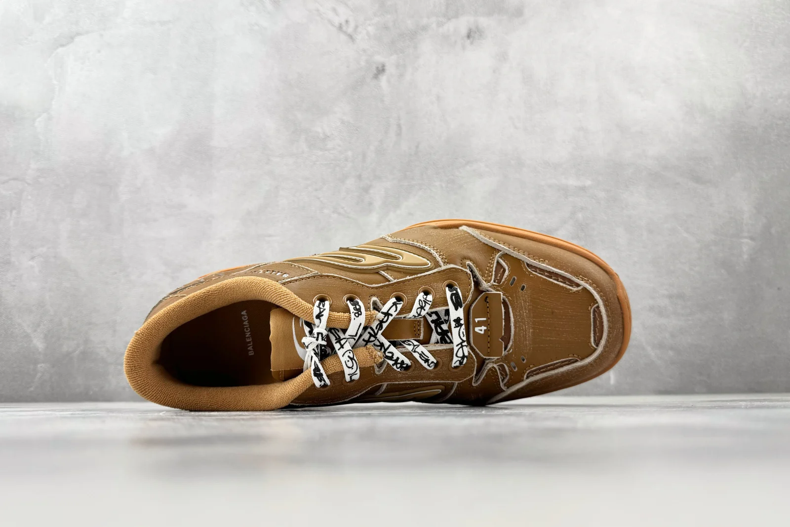 Balenciaga Hamptons Medium Worn-Out Sneaker Camel · 841765WCURS2200