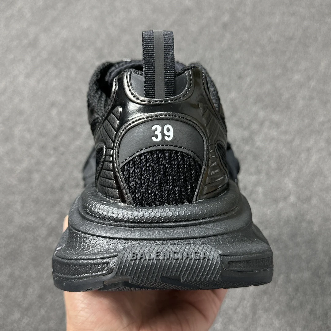 Balenciaga 3XL Black · 734734W3XL11010