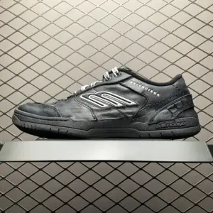 Balenciaga Hamptons Worn-Out Sneaker Black · 841765WCURB1000