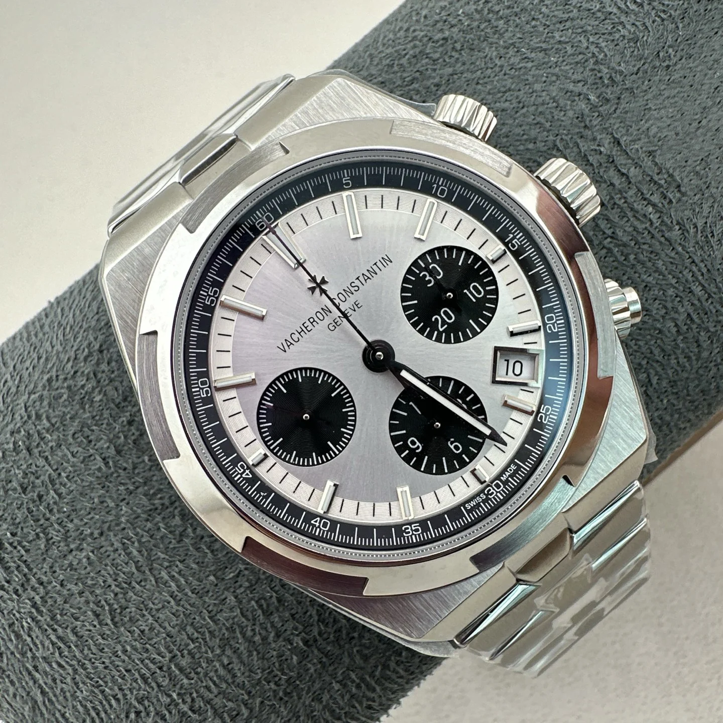 Vacheron Constantin Overseas Chronograph 5500V Watch Silver dial black counters steel bracelet · 5500V/110A-B686