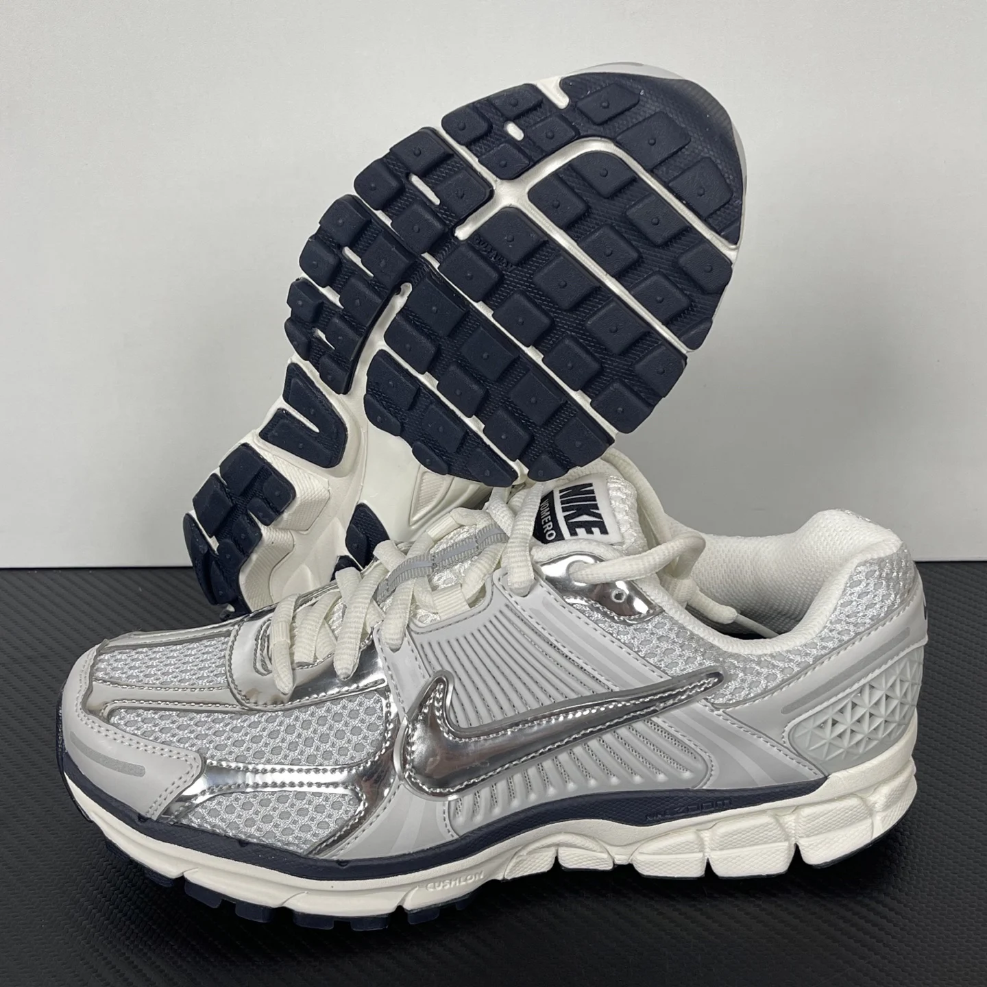 Nike Zoom Vomero 5 Photon Dust / Gridiron / Sail / Chrome · FD0884-025