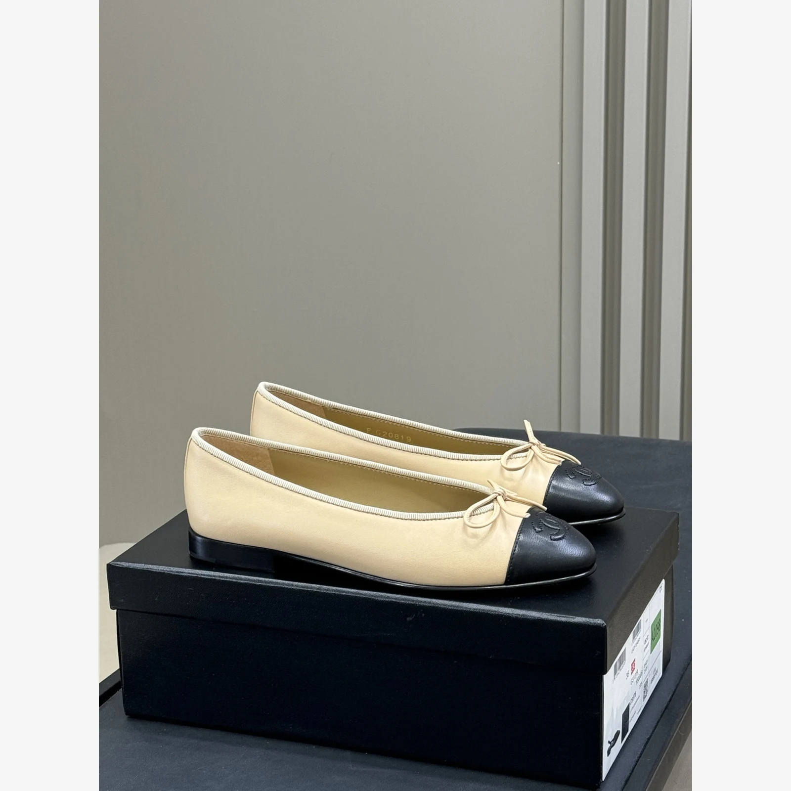 Chanel Ballet Flats G02819 · Beige & Black Lambskin Beige & Black · Lambskin