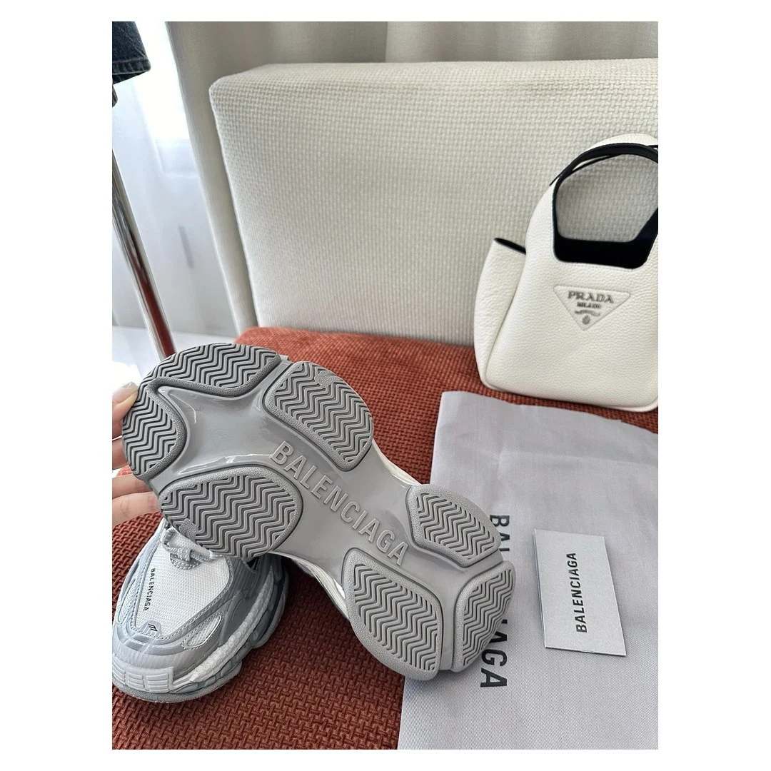 Balenciaga Triple S.2 Gradient Sneaker Grey · 865849WTR2G1800