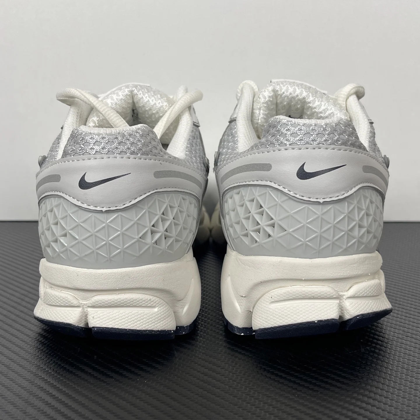 Nike Zoom Vomero 5 Photon Dust / Gridiron / Sail / Chrome · FD0884-025