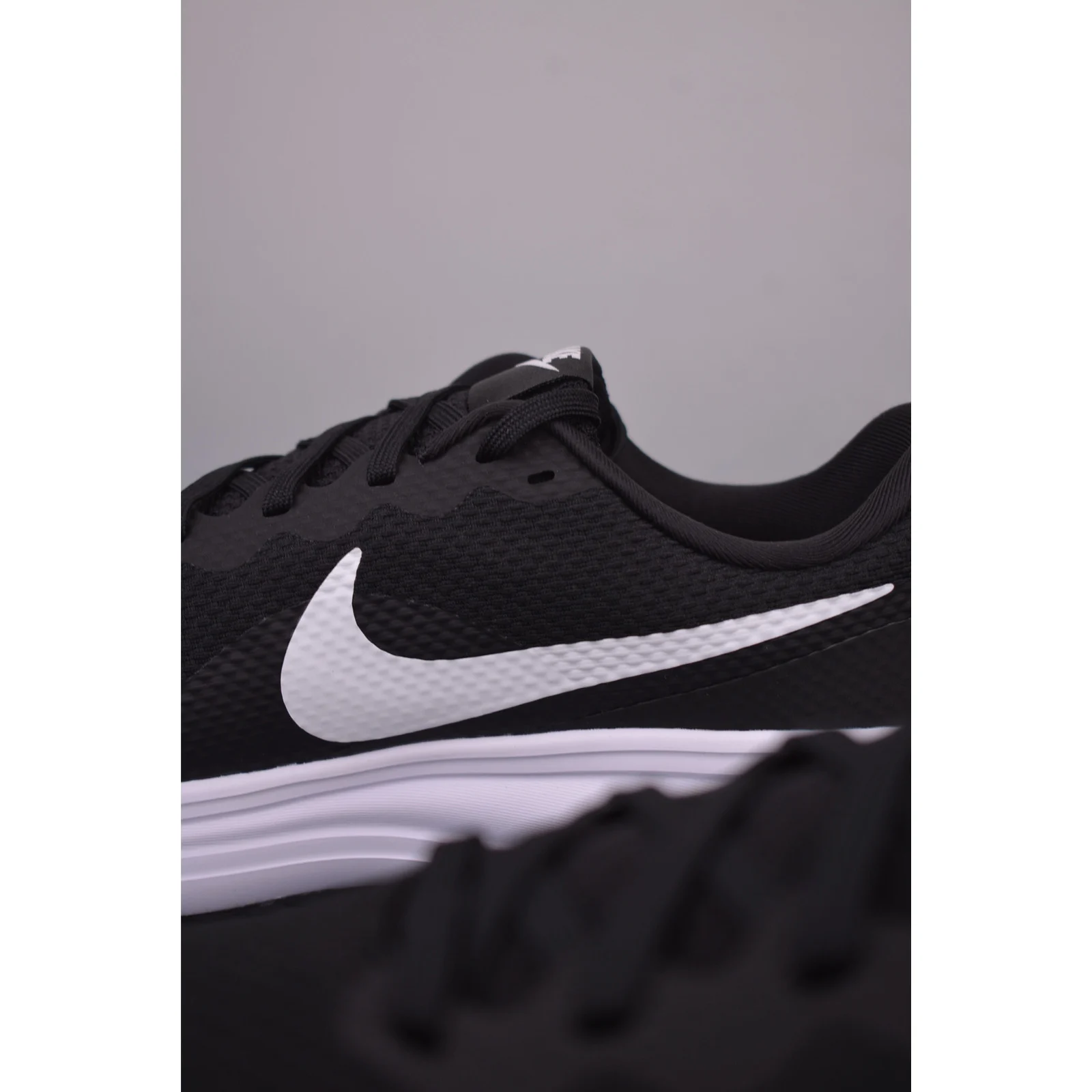 Nike Revolution 8 Black / Black / White · HJ9198-003