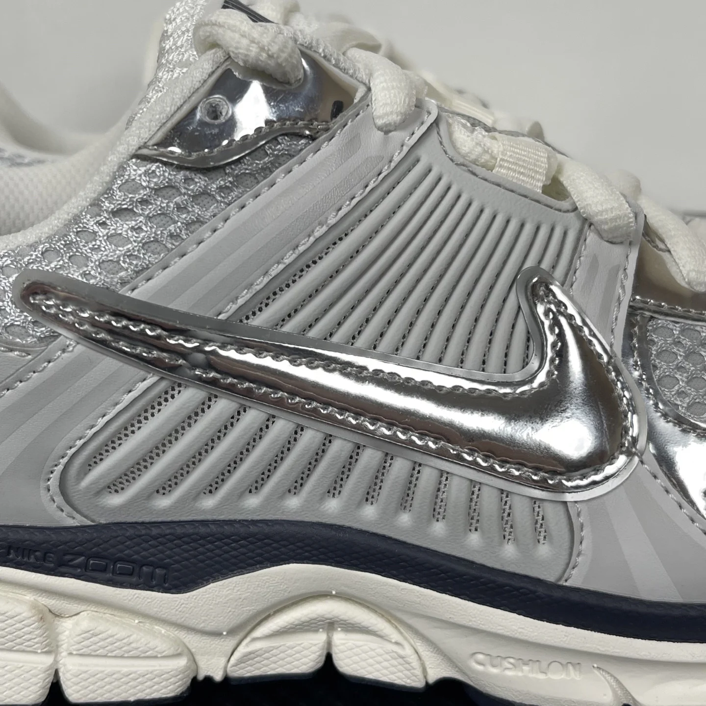 Nike Zoom Vomero 5 Photon Dust / Gridiron / Sail / Chrome · FD0884-025